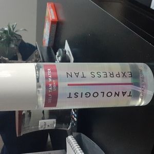 Tanologist express tan self tan water . Light.